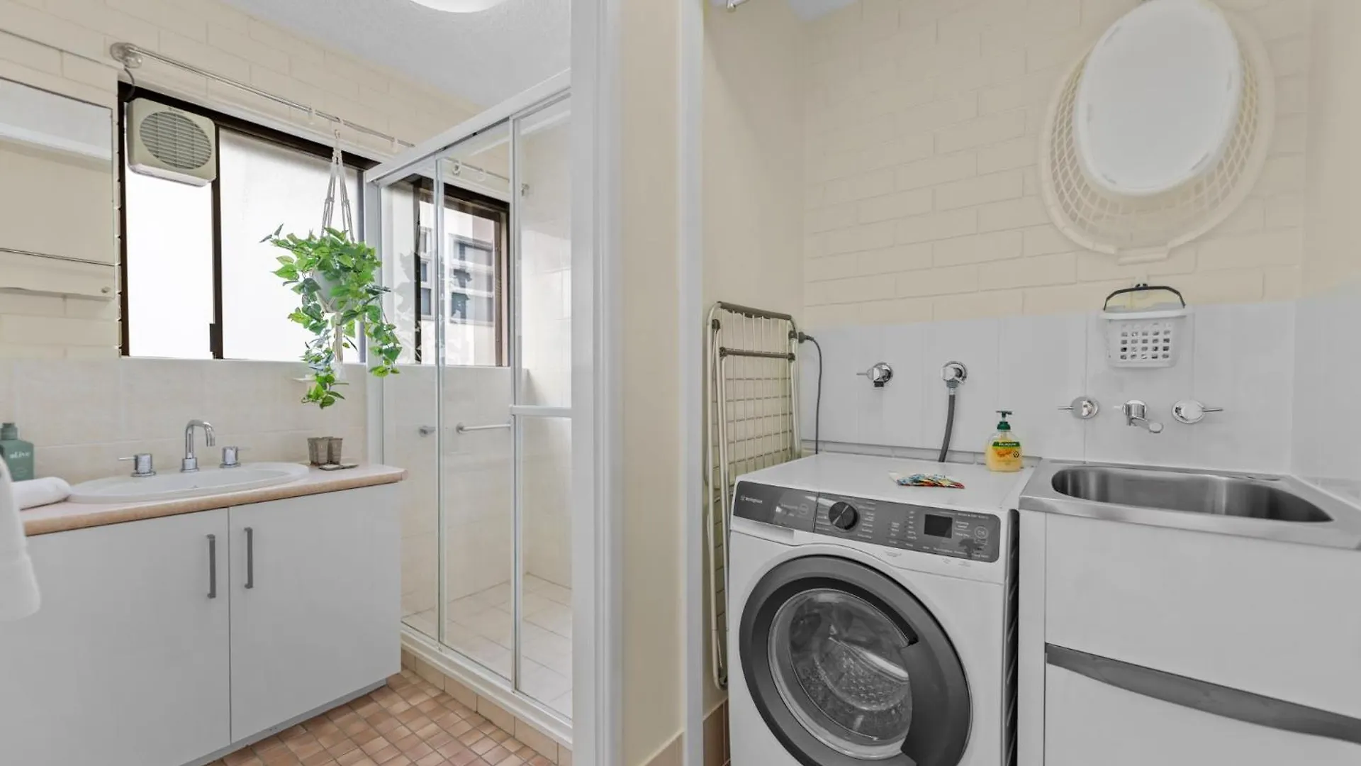 公寓 Bright 2-Bed Top-Floor Flat Near Moffat Beach 卡伦德拉