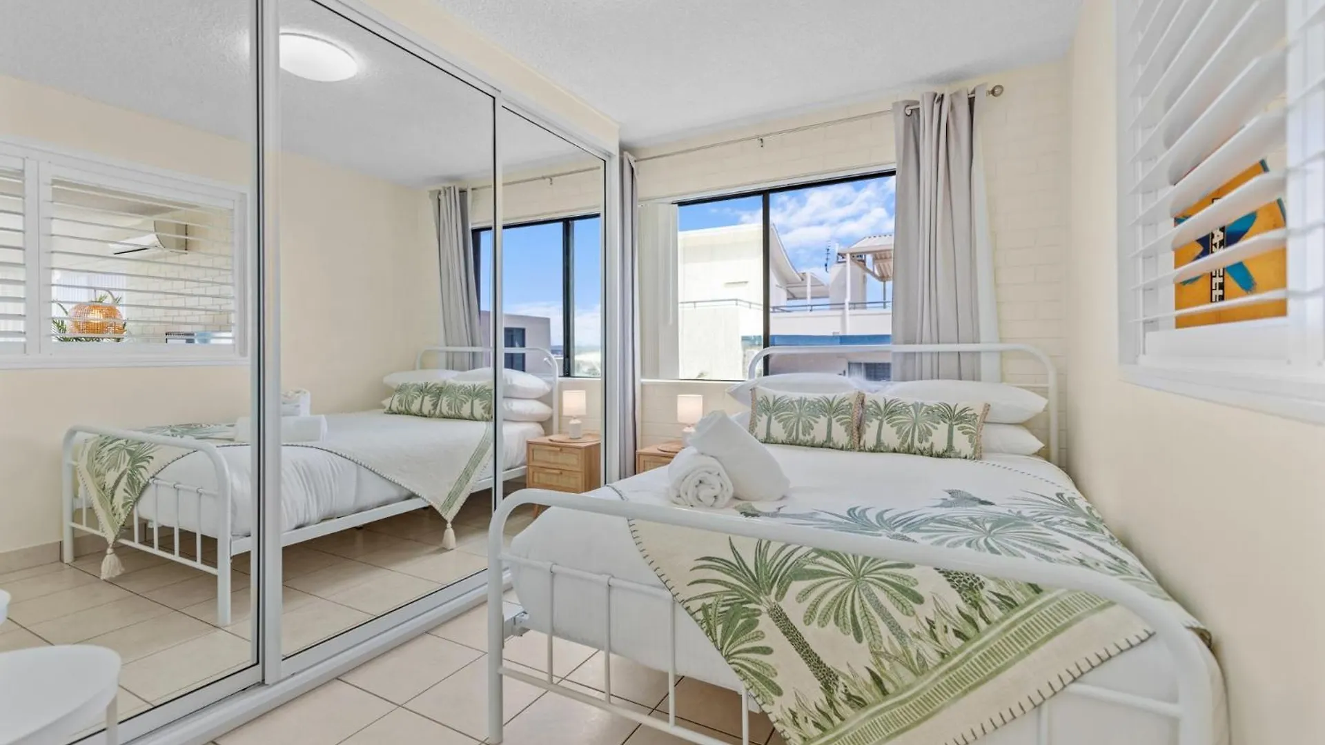 Bright 2-Bed Top-Floor Flat Near Moffat Beach 卡伦德拉 公寓