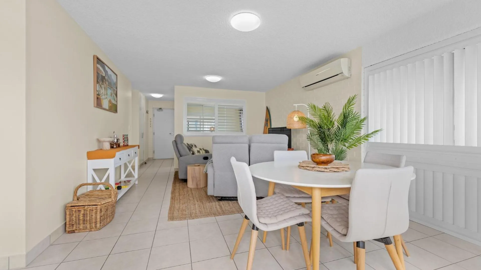 公寓 Bright 2-Bed Top-Floor Flat Near Moffat Beach 卡伦德拉 澳大利亚