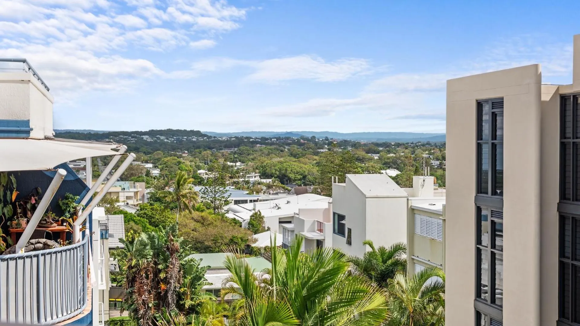 Bright 2-Bed Top-Floor Flat Near Moffat Beach 卡伦德拉
