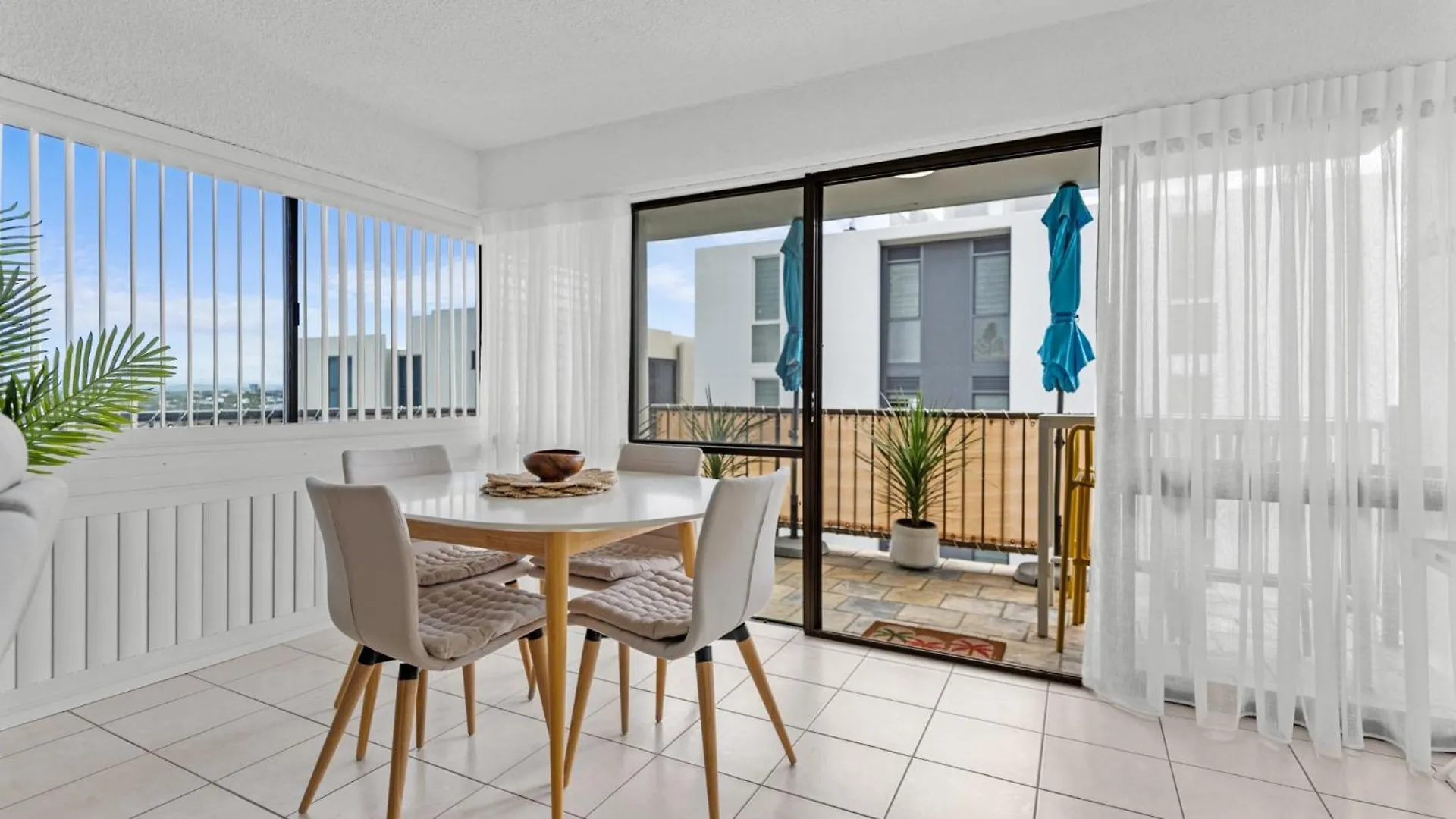 Bright 2-Bed Top-Floor Flat Near Moffat Beach 卡伦德拉 公寓