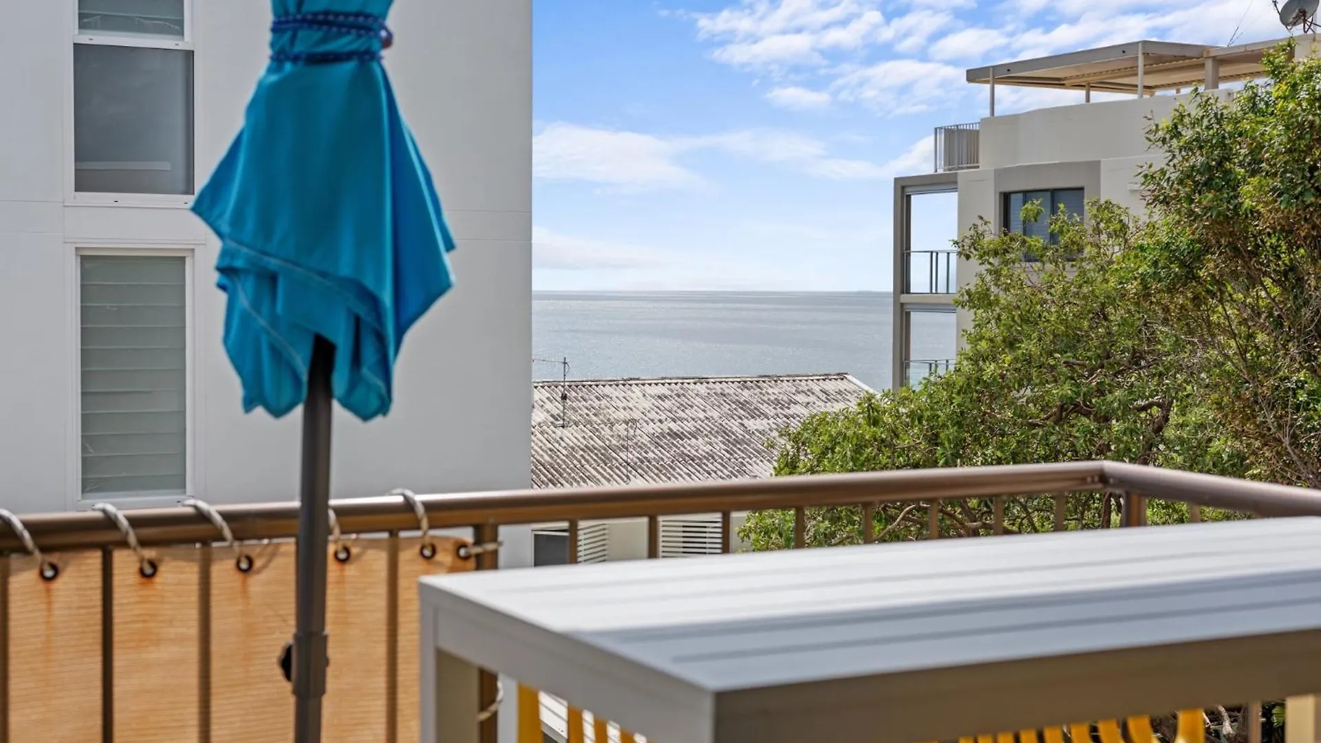 Bright 2-Bed Top-Floor Flat Near Moffat Beach 卡伦德拉 公寓