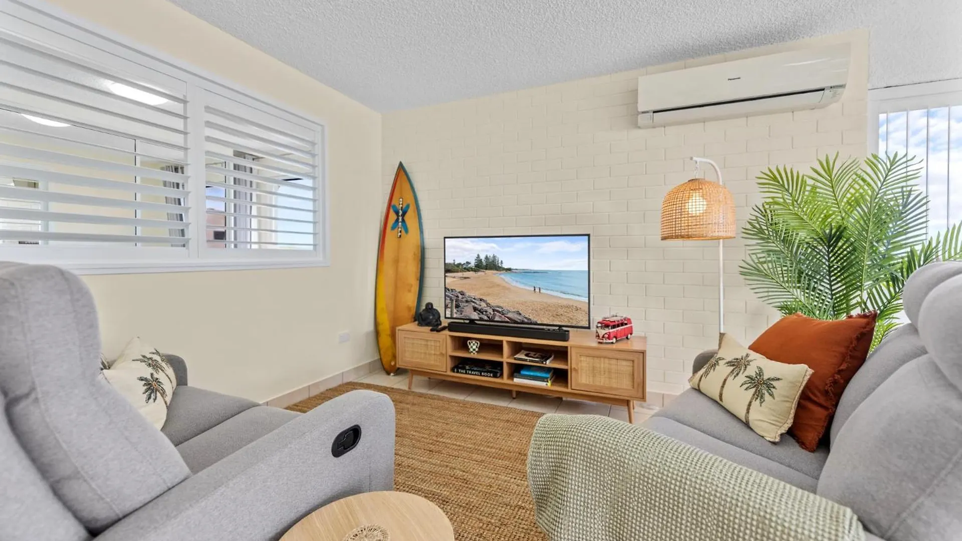 Bright 2-Bed Top-Floor Flat Near Moffat Beach 卡伦德拉 0*,  澳大利亚